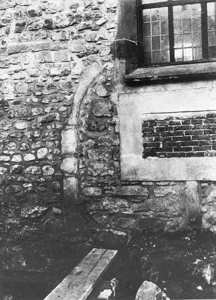 Vue du mur nord : première fenêtre de la nef côté choeur, avec traces d'une ouverture ancienne (porte latérale) et d'une ouverture correspondant à l'ancienne chaufferie.