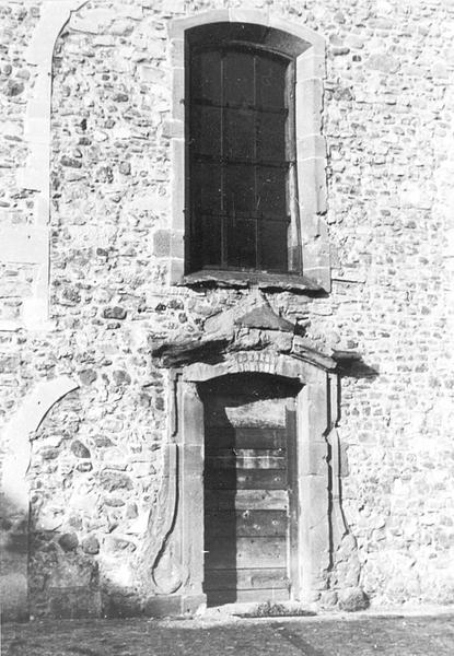 Vue de la porte d'entrée latérale sud et de la fenêtre dans l'axe, après 1945.