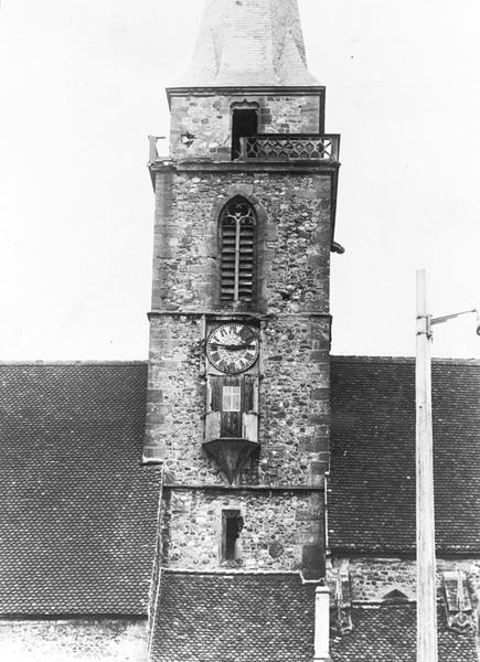 Vue de la façade sud du clocher, après 1945, pendant la restauration.