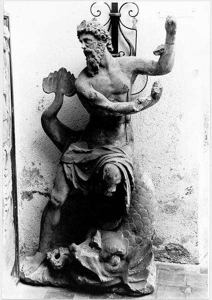Statue d'applique de Neptune, de face.