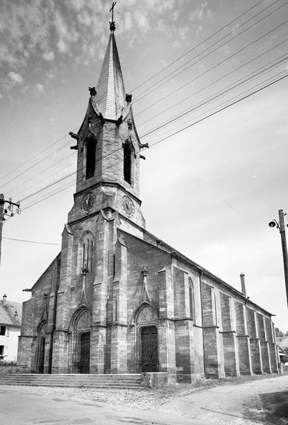 Vue d'ensemble de l'église prise du sud-ouest.