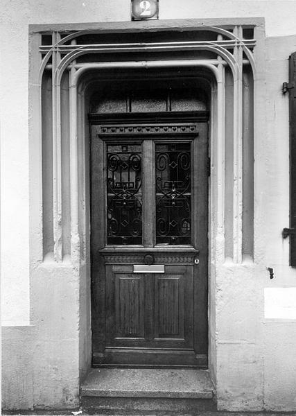 Encadrement de la porte au rez de chaussée.