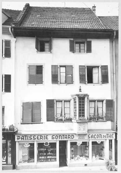 Façade principale donnant sur la rue.