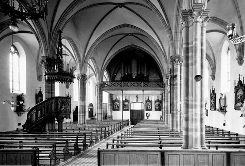 Vue intérieure vers la tribune d'orgue.