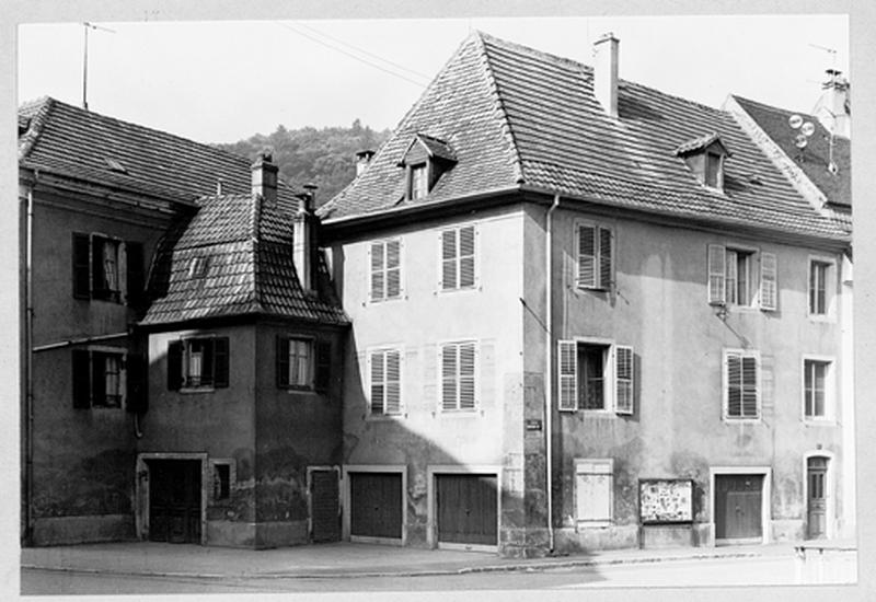 Vue d'ensemble des deux façades donnant sur la rue.