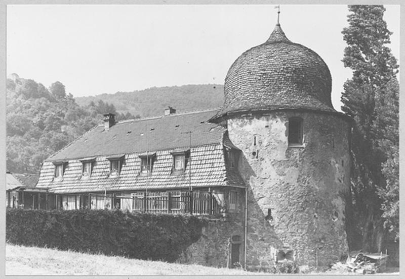 Angle nord-est de l'ancien mur d'enceinte et Tour des Sorcières vue du sud-est.