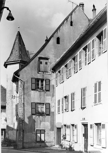 Vue d'ensemble de la maison, prise du sud-ouest.