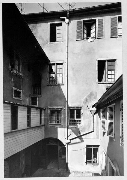 Vue d'ensemble des façades donnant sur la cour.