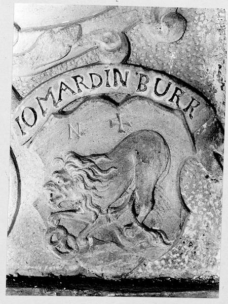 Mur ouest : plaque commémorative encastrée, blason inférieur droit.