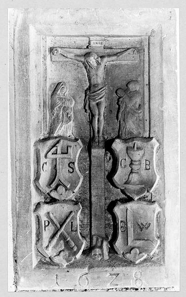Mur ouest : plaque commémorative encastrée de 1628, calvaire.