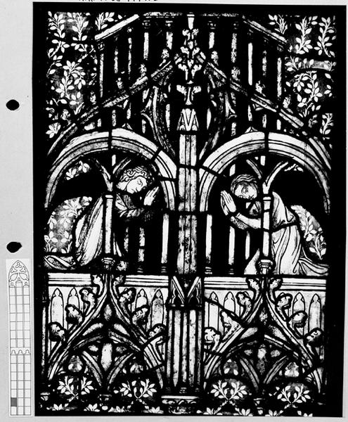 Verrière I : panneau 2a : Motif d'architecture avec deux anges, au dessus du Christ se rendant au jardin des oliviers.