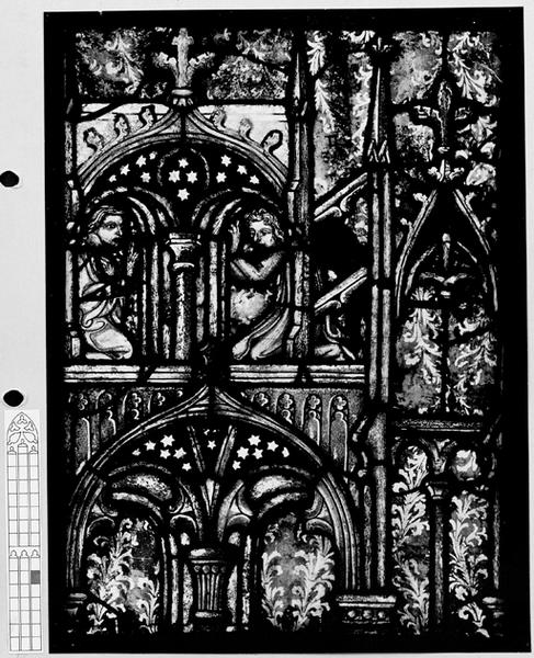 Verrière I : panneau 6c : Motif d'architecture avec deux anges agenouillés, au dessus de Jésus devant Hérode.