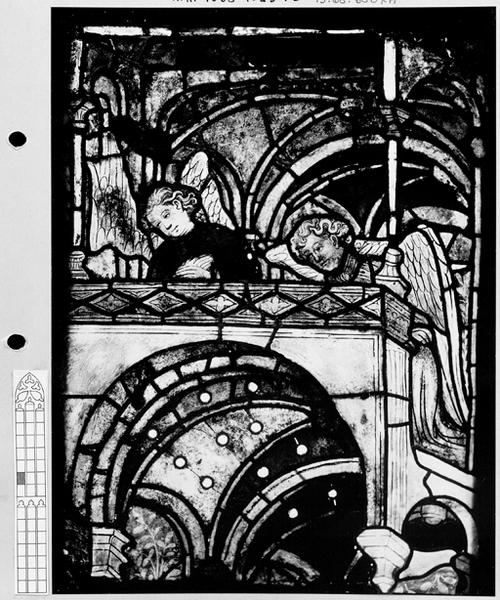 Verrière I : panneau 10a : Motif d'architecture avec deux anges, au dessus du Christ tombant sous le poids de la croix.