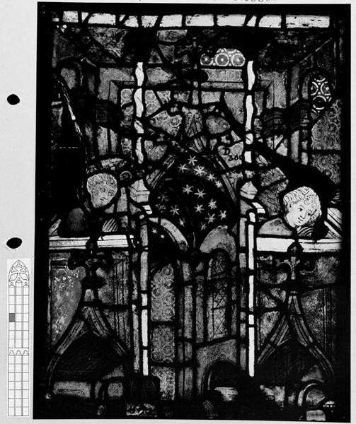 Verrière I : panneau 12a : Motif d'architecture avec deux anges, au dessus de la descente de la croix.