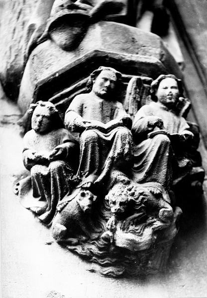 Tour Nord : console de la statue de Saint Jacques le Mineur (T12) : évangélistes assis sur leurs symboles.