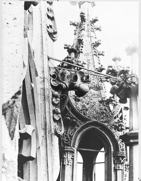 Tour nord, 6ème étage (étage de la flèche), sommet de la tourelle d'escalier sud-est.