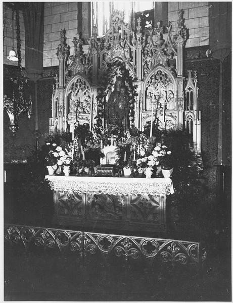 Vue de l'autel dans la chapelle de la Vierge dans son état d'origine, abritant une statue du XIXème siècle.