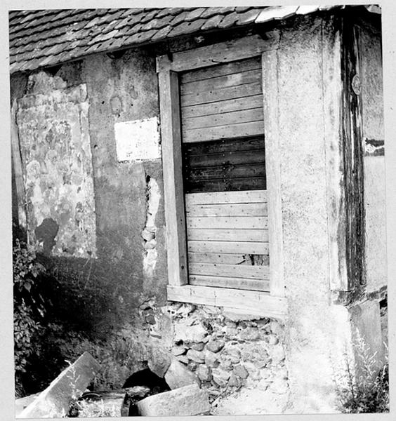 Façade nord, détail : porte et soupirail.