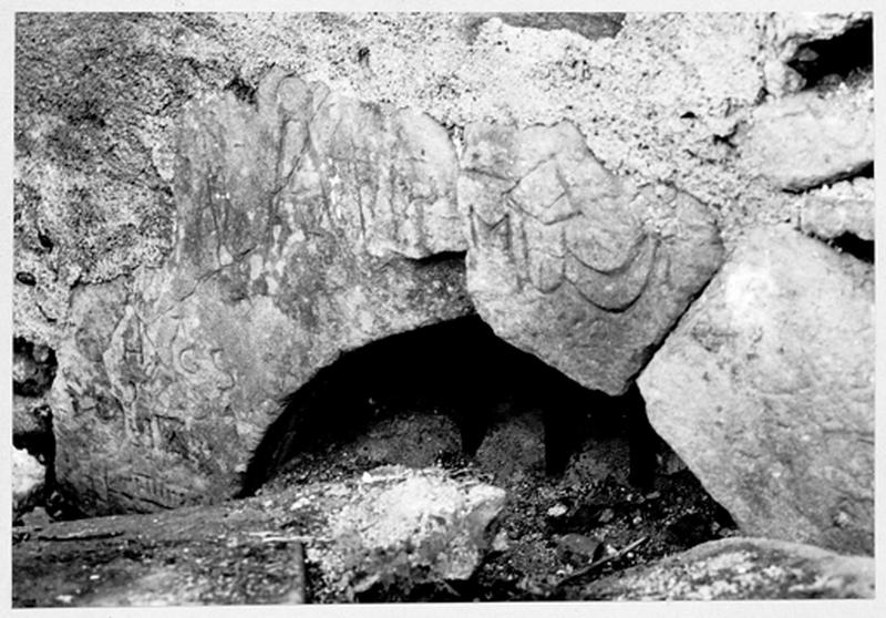 Façade nord, détail : encadrement du soupirail (gravé).