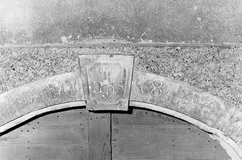 Vue de détail : inscription de la porte de la cave, mur pignon sur rue.