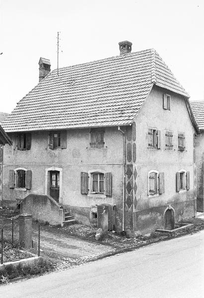 Vue de trois-quarts du logis, façade sur cour et mur pignon est sur rue.