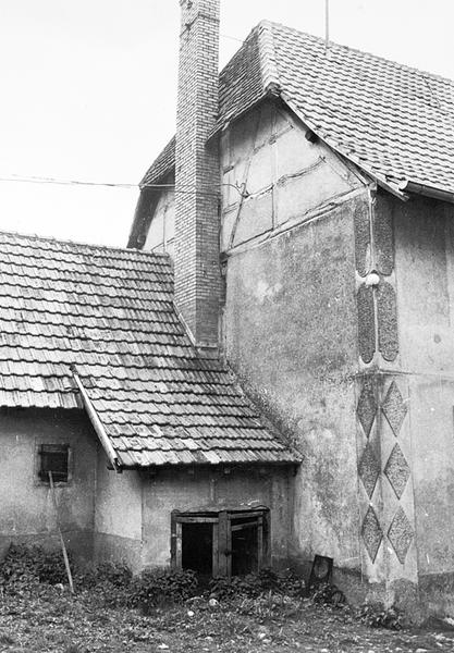 Vue du mur pignon ouest du logis.