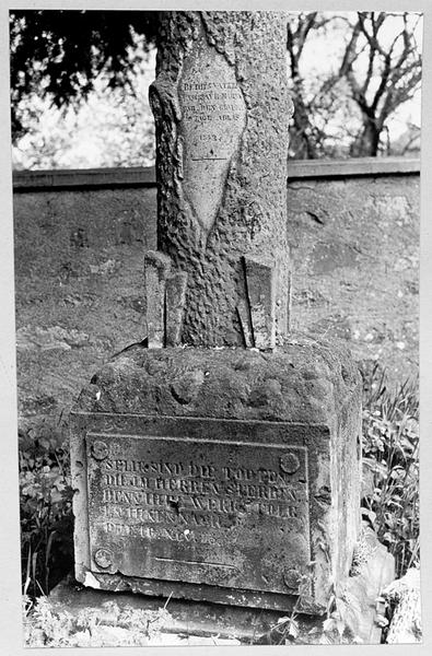 Vue de détail des deux inscriptions.