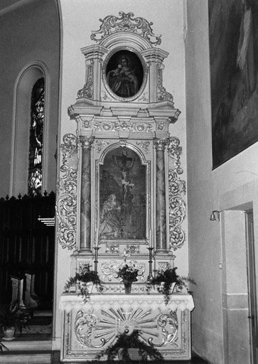 Vue d'ensemble de l'autel secondaire du Christ.