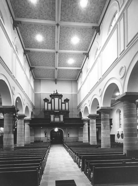 Vue de la nef vers la tribune d'orgue.