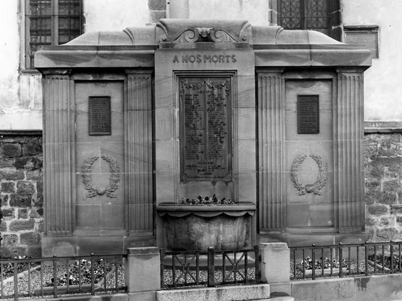 Monument aux Morts, rue du 23 Novembre. Vue prise avant la restauration de R. Keller en 1981.