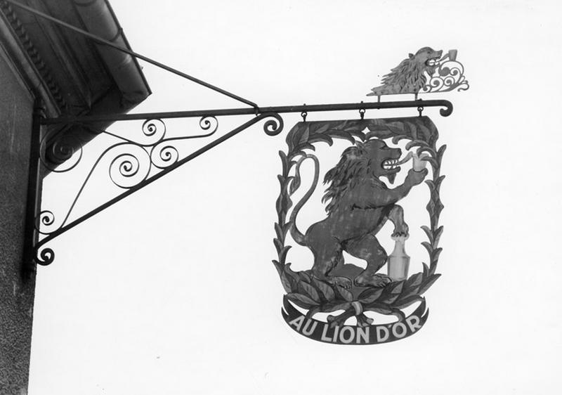 Enseigne d'auberge 'Au Lion d'Or', rue du 23 Novembre.