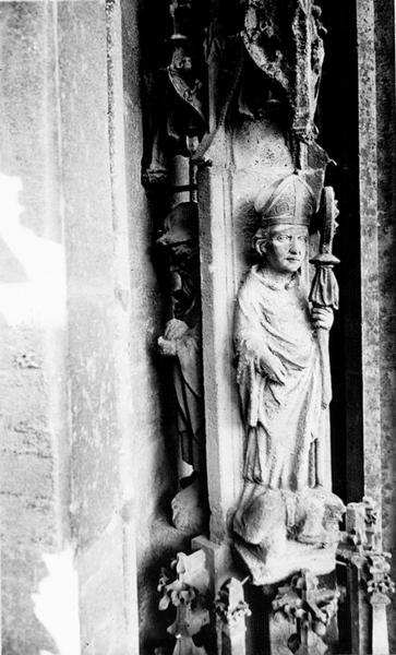 Tour Nord : dais surmontant la statue 12: statue de Saint Thiébaut(?) et de Saint Jacques le Mineur.