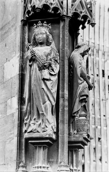 Façade ouest, contrefort 0I : statue de Sainte Ursule (1).