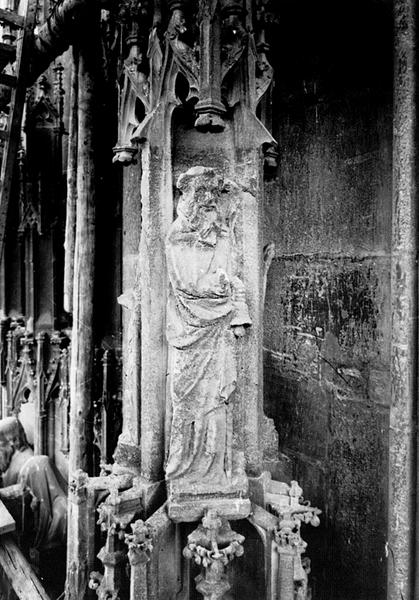 Tour Nord : dais surmontant la statue 11: statue de Saint Antoine l'abbé.