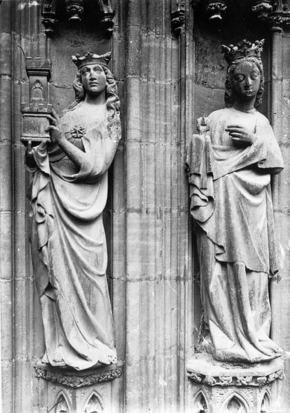 Façade occidentale, portail, embrasure droite : statues de Sainte Barbe (06) et de Sainte Appoline (07).