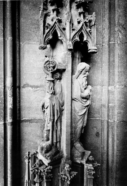 Tour Nord : dais surmontant la statue 12: reliefs de Saint Thiébaut(?) et de Saint Jean Baptiste.