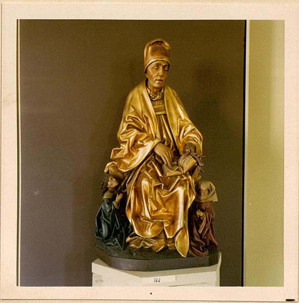 Statue de Saint Thiébaut et deux pèlerins, vue de face.