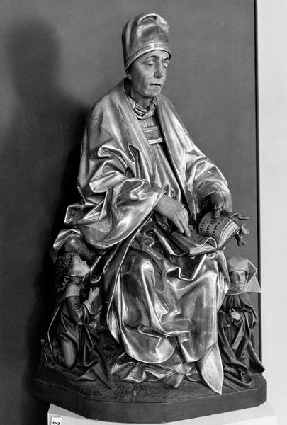 Statue de Saint Thiébaut et deux pèlerins, vue de trois quarts.