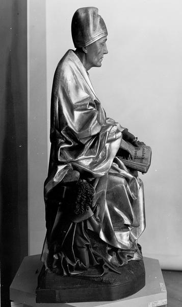 Statue de Saint Thiébaut et deux pèlerins, vue de profil.