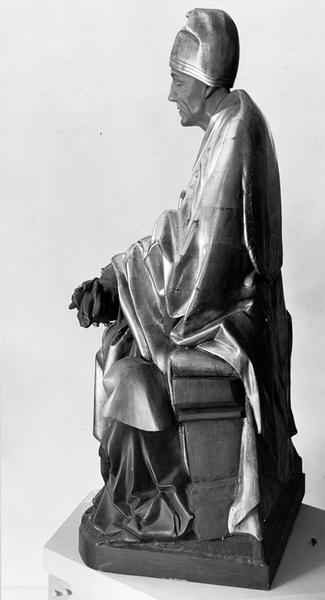 Statue de Saint Thiébaut et deux pèlerins, vue de profil.
