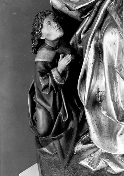 Statue de Saint Thiébaut et deux pèlerins, détail du pèlerin agenouillé.