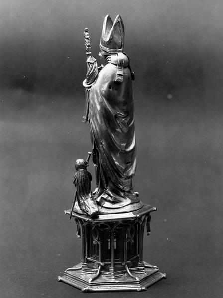 Statuette de Saint Thiébaut et deux pèlerins, vue de trois quarts gauche, de dos.