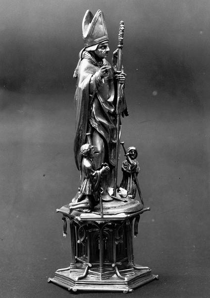 Statuette de Saint Thiébaut et deux pèlerins, vue detrois quarts gauche.