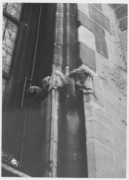 Le choeur, mur sud, troisième fenêtre, quatrième travée : motif sculpté sur le montant droit.