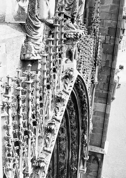 Façade ouest, sommet du portail : rangée de colonnettes et pinacles les surmontant, situées au dessus du grand tympan (restauration Winkler).