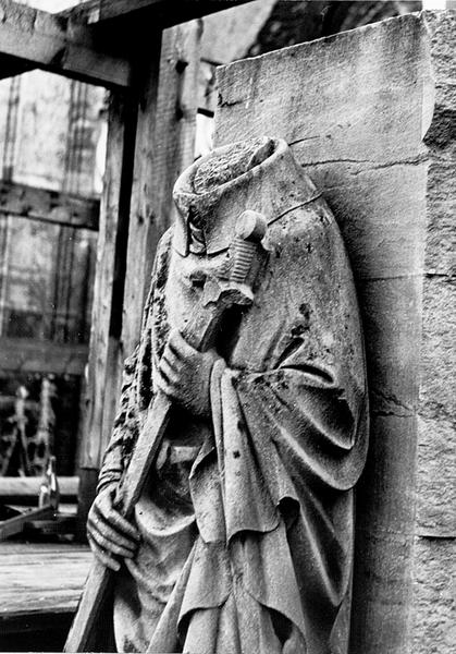 Tour Nord, contrefort N VII : statue de Saint Simpert (05), pendant la restauration.