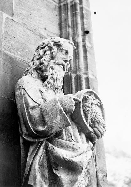 Façade ouest, contrefort 0II : statue de Saint Jean Baptiste 11, partie supérieure.