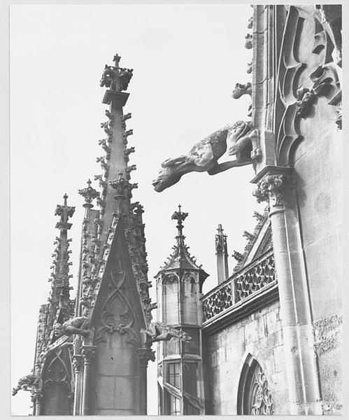 Façade sud : pinacles sur les culées des arcs-boutants de la nef (1,2 et 3).