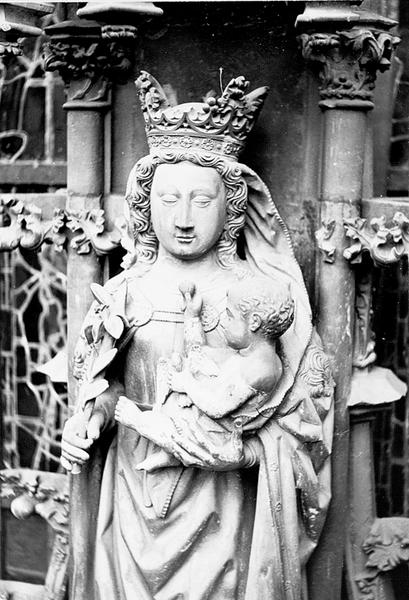 Façade Nord, portail latéral nord : statue de la Vierge à l'Enfant (N2), partie supérieure.