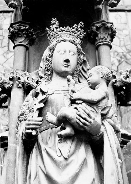 Façade Nord, portail latéral nord : statue de la Vierge à l'Enfant (N2), partie supérieure.